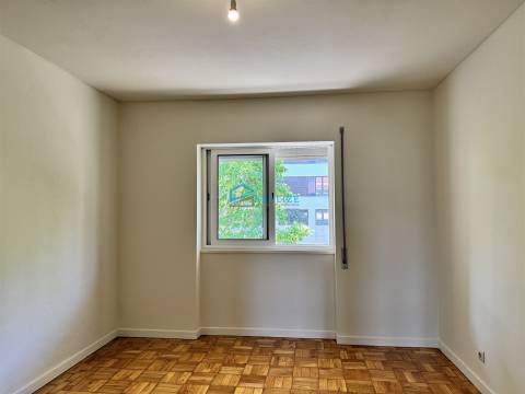 Apartamento T4 Remodelado com Duas Varandas na Zona de Nossa Senhora da Conceição