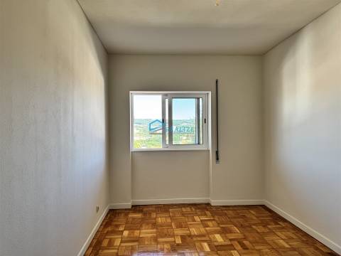 Apartamento T4 Remodelado com Duas Varandas na Zona de Nossa Senhora da Conceição