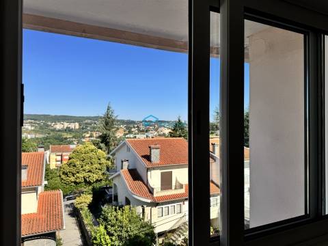 Apartamento T4 Remodelado com Duas Varandas na Zona de Nossa Senhora da Conceição