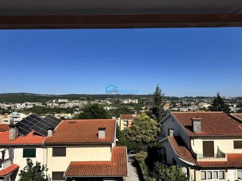 Apartamento T4 Remodelado com Duas Varandas na Zona de Nossa Senhora da Conceição