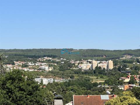 Apartamento T4 Remodelado com Duas Varandas na Zona de Nossa Senhora da Conceição