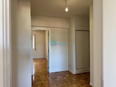 Apartamento T4 Remodelado com Duas Varandas na Zona de Nossa Senhora da Conceição