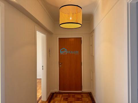 Apartamento T4 Remodelado com Duas Varandas na Zona de Nossa Senhora da Conceição