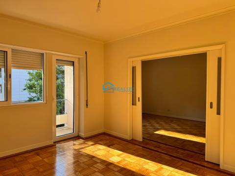 Apartamento T4 Remodelado com Duas Varandas na Zona de Nossa Senhora da Conceição