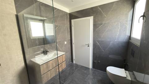🏡 Moradia T3 de Luxo - Piscina Panorâmica e Vista Mar Definitiva