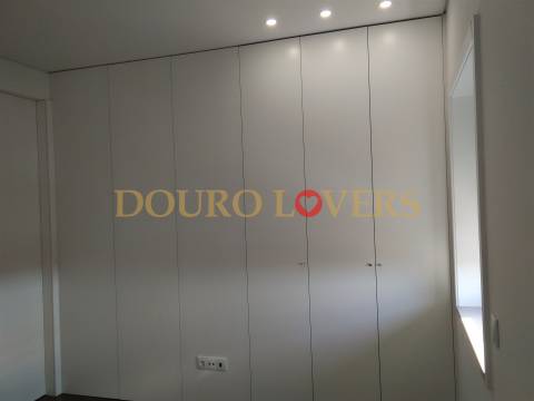 Apartamento T4 renovado na rua Nossa Senhora de Fátima, Boavista