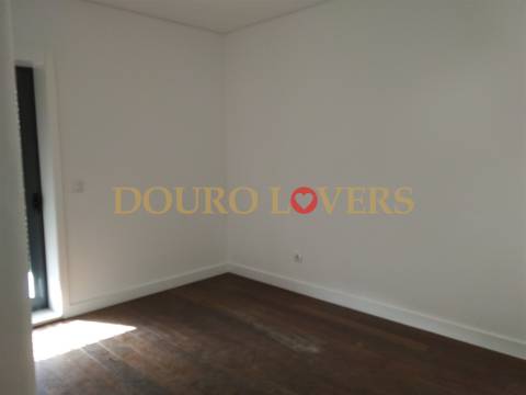 Apartamento T4 renovado na rua Nossa Senhora de Fátima, Boavista