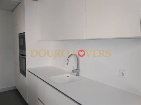 Apartamento T4 renovado na rua Nossa Senhora de Fátima, Boavista