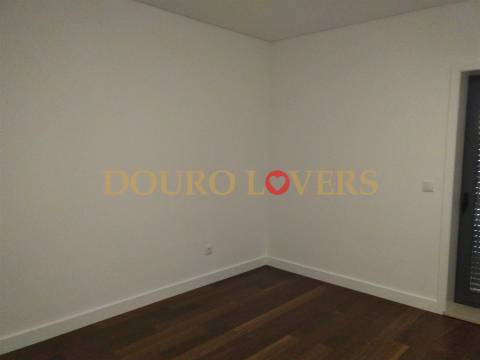 Apartamento T4 renovado na rua Nossa Senhora de Fátima, Boavista
