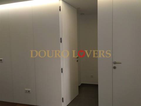 Apartamento T4 renovado na rua Nossa Senhora de Fátima, Boavista