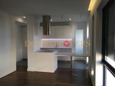 Apartamento T4 renovado na rua Nossa Senhora de Fátima, Boavista
