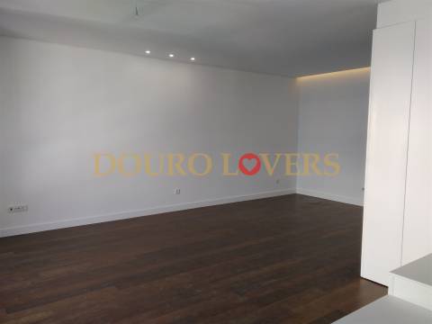 Apartamento T4 renovado na rua Nossa Senhora de Fátima, Boavista