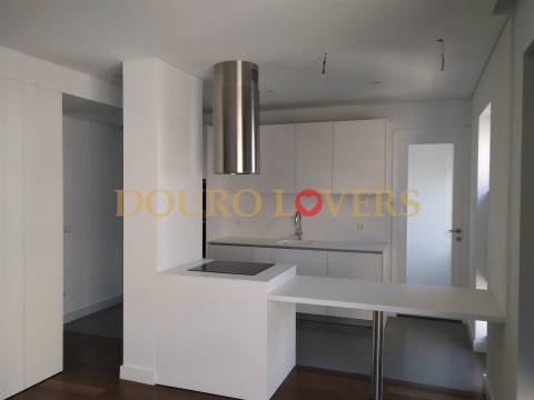 Apartamento T4 renovado na rua Nossa Senhora de Fátima, Boavista