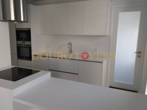 Apartamento T4 renovado na rua Nossa Senhora de Fátima, Boavista