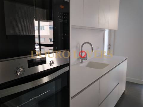 Apartamento T4 renovado na rua Nossa Senhora de Fátima, Boavista