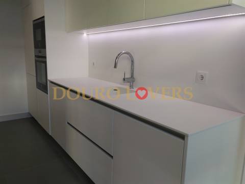 Apartamento T4 renovado na rua Nossa Senhora de Fátima, Boavista