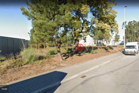 Terreno industrial com projeto aprovado para construção de 2 armazéns na zona Industrial em Serzedo.