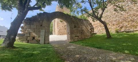 Moradia para Restaurar T2 Venda em Miranda do Douro,Miranda do Douro