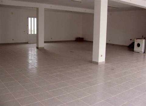 Prédio de comércio e habitação. Miranda do Douro