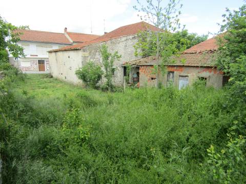 Moradia para restaurar com garagem e terreno, Malhadas, Miranda do Douro