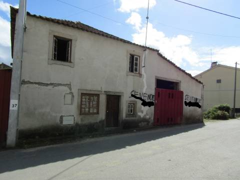 Moradia para restaurar com garagem e terreno, Malhadas, Miranda do Douro