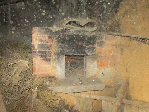Moradia para restaurar com garagem e terreno, Malhadas, Miranda do Douro