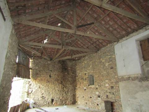 Moradia para restaurar com garagem e terreno, Malhadas, Miranda do Douro