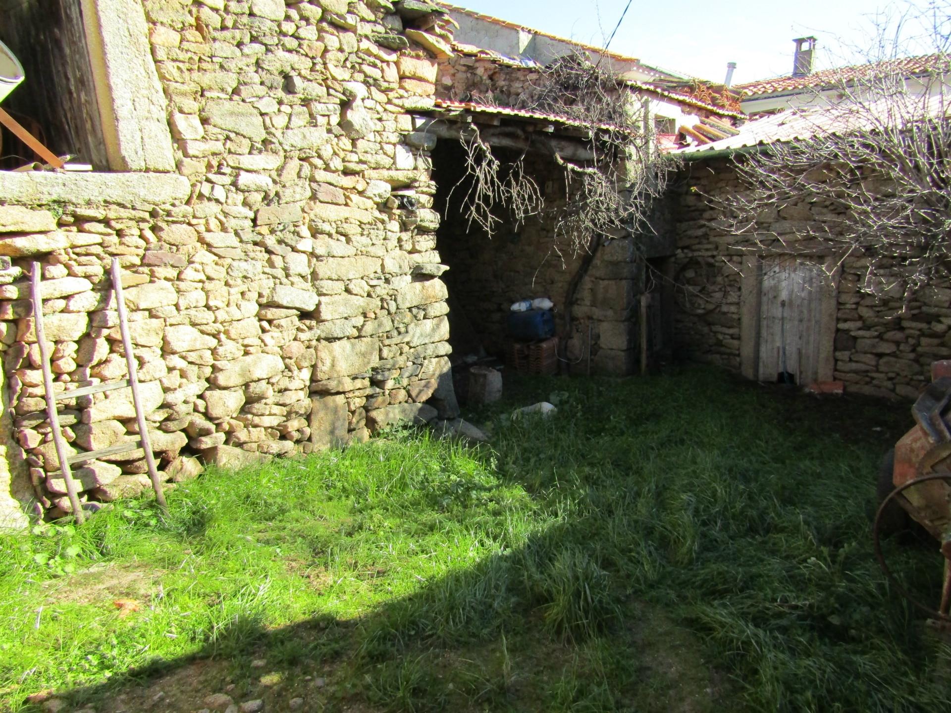 Moradia para Restaurar, Picote, Miranda do Douro