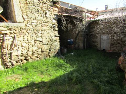 Moradia para Restaurar, Picote, Miranda do Douro