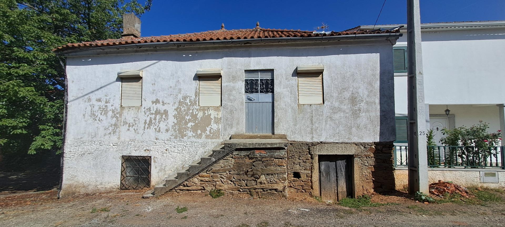 Moradia para restaurar com terreno em S. Martinho de Angueira