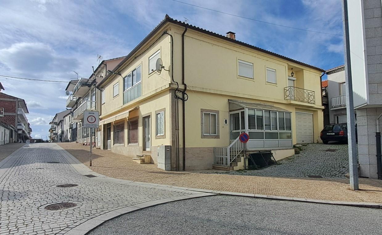 Moradia T5 com garagem e jardim em Miranda do Douro