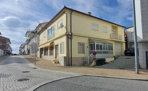 Moradia T5 com garagem e jardim em Miranda do Douro