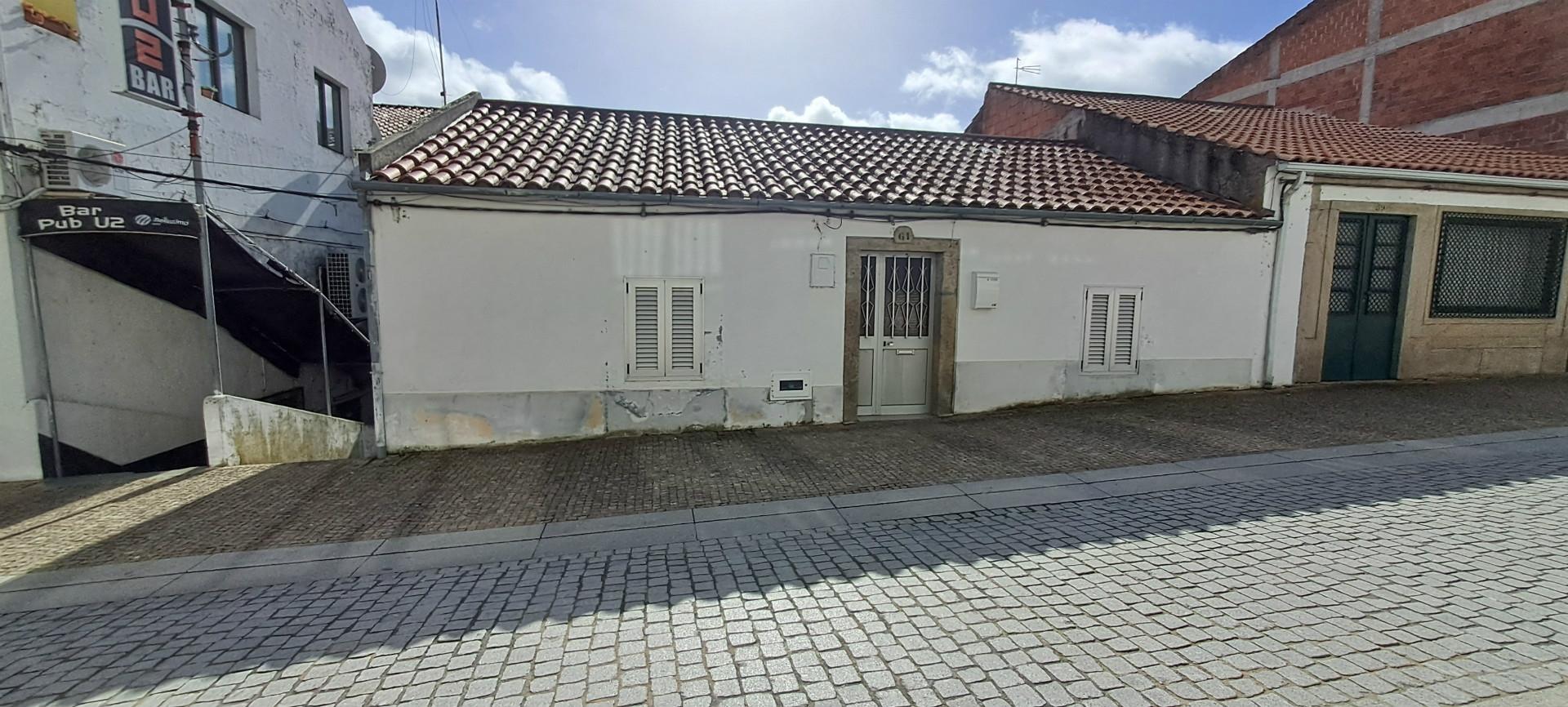Moradia para restaurar T2 em Miranda do Douro