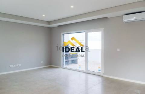 Moradia Geminada T4 DUPLEX Venda em Fernão Ferro,Seixal