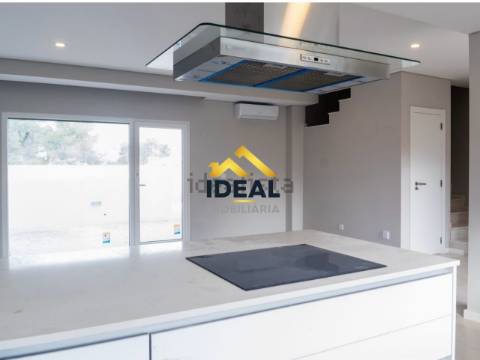 Moradia Geminada T4 DUPLEX Venda em Fernão Ferro,Seixal