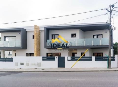 Moradia Geminada T4 DUPLEX Venda em Fernão Ferro,Seixal