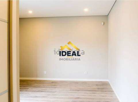 Moradia Geminada T4 DUPLEX Venda em Fernão Ferro,Seixal
