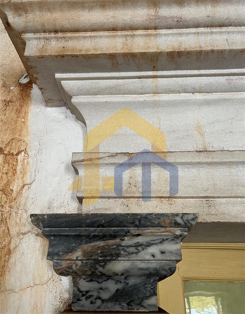 Prédio com habitação e serviços, no centro de Estremoz