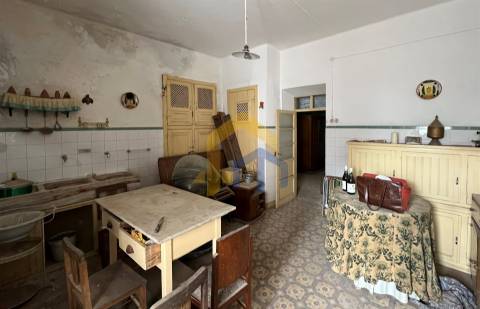 Prédio com habitação e serviços, no centro de Estremoz