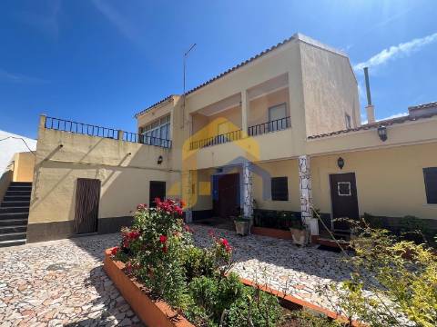 Moradia T4, no centro de Estremoz com quintal