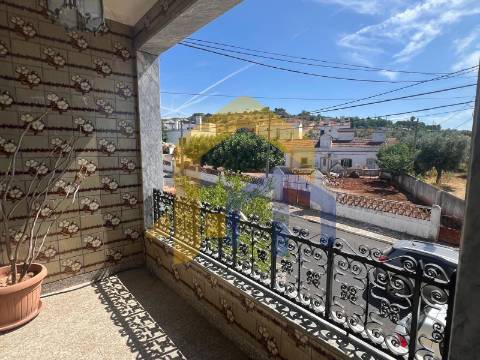 Moradia T4, no centro de Estremoz com quintal