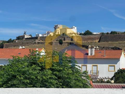 Moradia T4, no centro de Estremoz com quintal