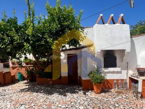 Moradia T4, no centro de Estremoz com quintal