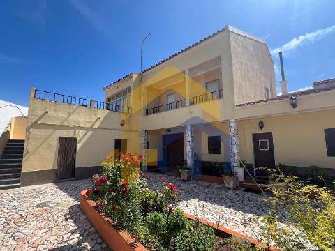 Moradia T4, no centro de Estremoz com quintal