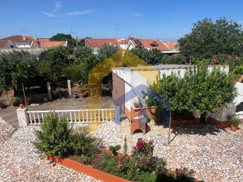 Moradia T4, no centro de Estremoz com quintal