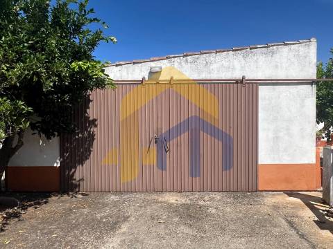 Moradia T4, no centro de Estremoz com quintal