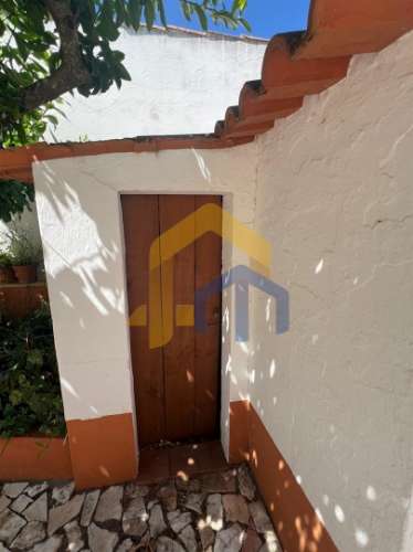 Moradia T4, no centro de Estremoz com quintal