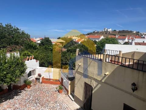 Moradia T4, no centro de Estremoz com quintal