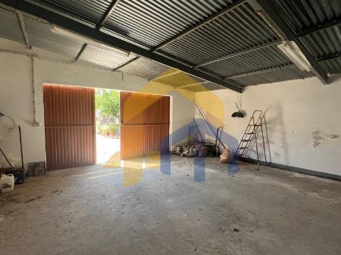 Moradia T4, no centro de Estremoz com quintal