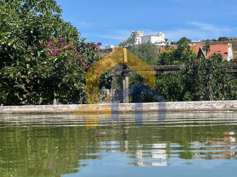 Moradia T4, no centro de Estremoz com quintal